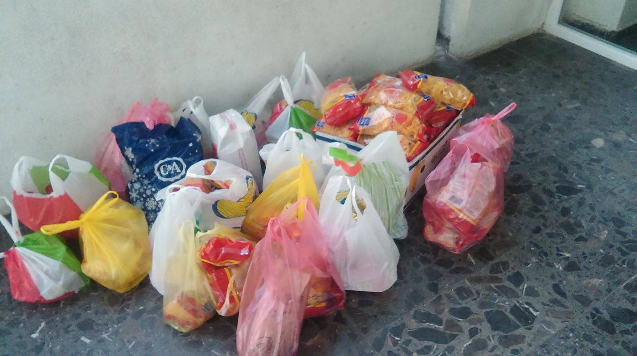 HUMANOST: Zenički studenti uručili hranu i novac samohranoj majci petero djece