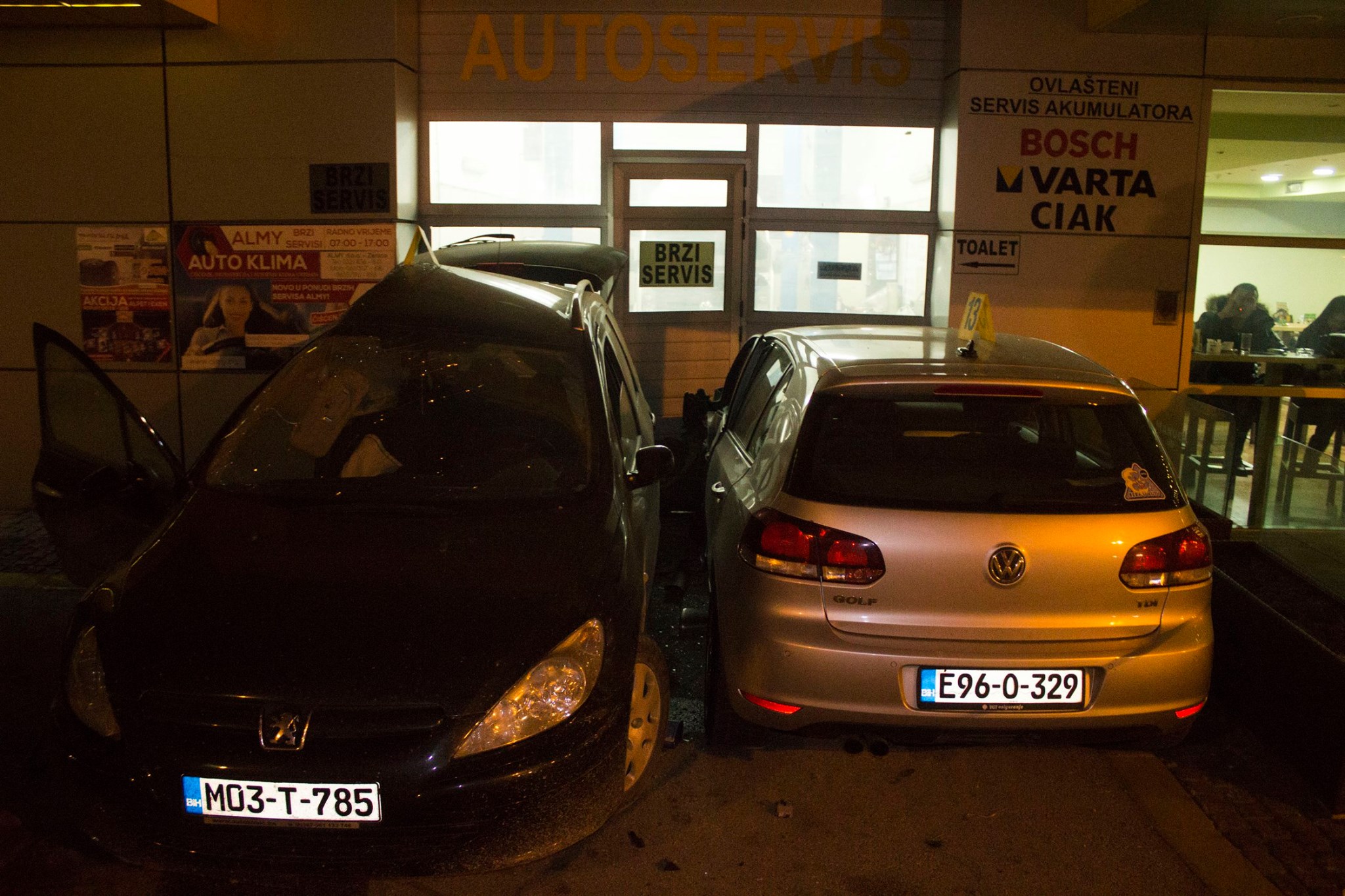 Izgubio kontrolu nad vozilom, udario u stub, pa u parkiranog Golfa