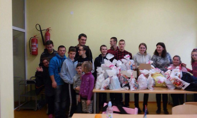 Srednjoškolci iz ZDK-a podijelili novogodišnje paketiće vrijedne 19.460 KM