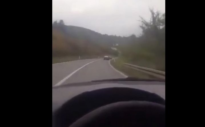 Manijak na bh. cestama: Pogledajte luđačku vožnju koja uglavnom znači – smrt!