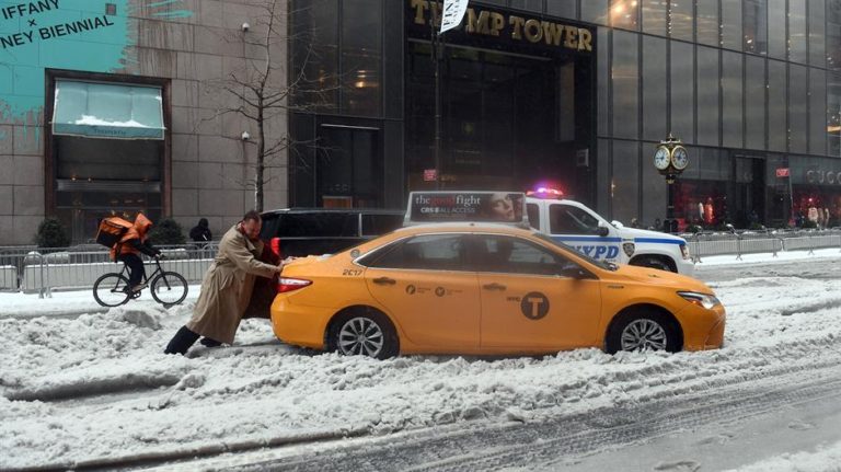 Snježna oluja pogodila SAD, proglašeno vanredno stanje