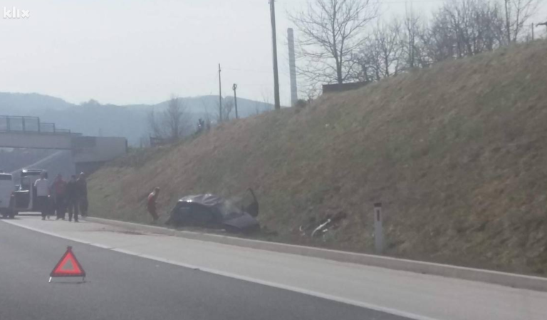 Automobil sletio s autoputa kod Kaknja, povrijeđena jedna osoba