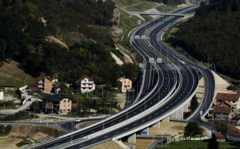 Dio autoputa A-1 zatvoren zbog saobraćajne nesreće: Tri osobe povrijeđene