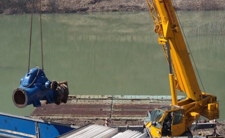 U Kaknju uz pomoć vojske napravili pontonski most i ispumpavaju vodu iz akumulacije nastale usljed klizišta
