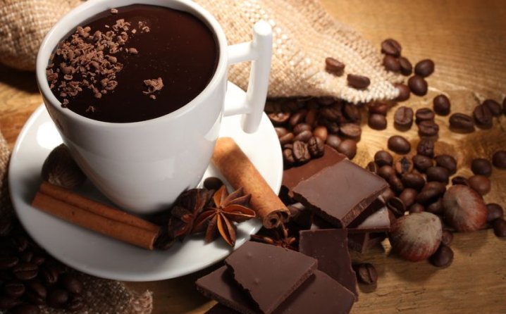 Zašto je korisno jutro započeti kafom i kockom čokolade?
