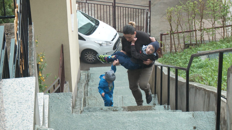 Bolesnog sina svakodnevno nosi uz 77 stepenica
