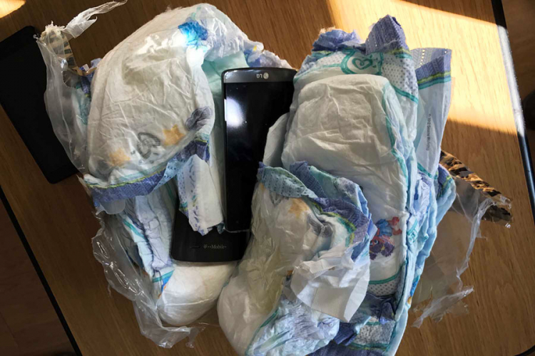 U dječijim pelenama krijumčario mobilne telefone
