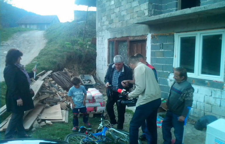 Mali dječak Ajdin dobio bicikl i mobitel, renoviraju mu i kuću