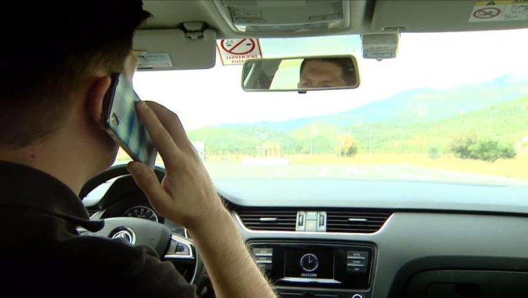 Novi zakon o saobraćaju: Prekršaj je i tipkanje na telefonu za vrijeme vožnje