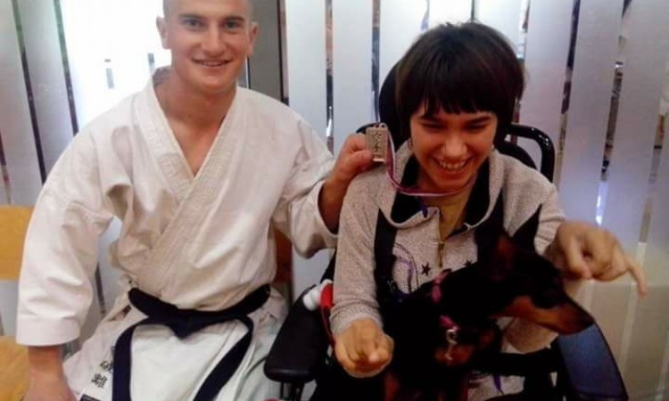 Visoko: Poklonio medalju djevojci u kolicima