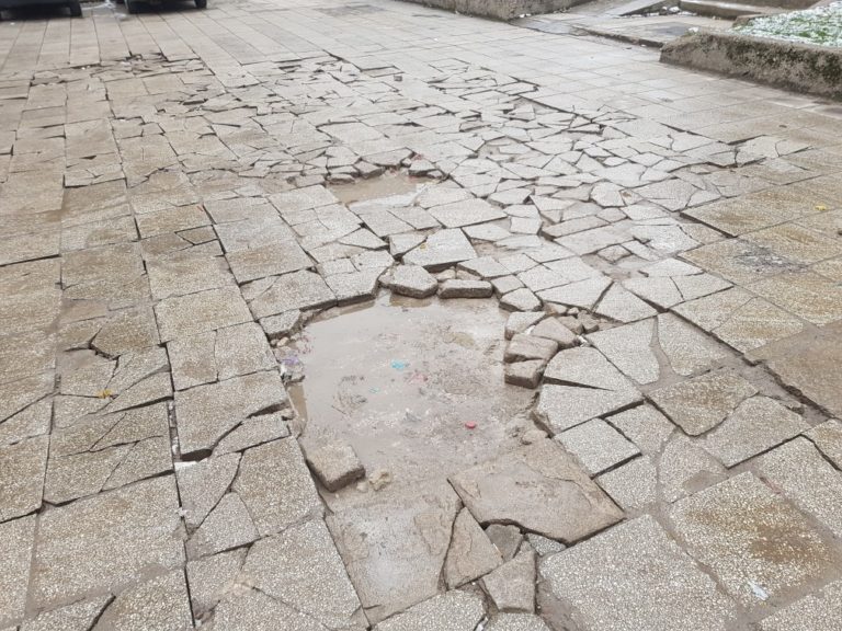 DUGOGODIŠNJI PROBLEM, NADLEŽNI ŠUTE Totalno uništen pločnik svakodnevna opasnost za mještane Mokušnice!