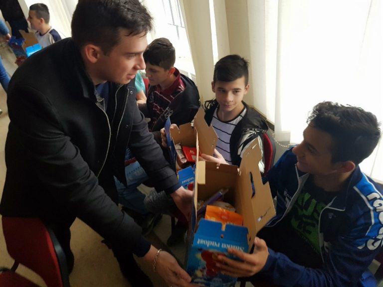 80 PAKETIĆA ZA RADOST MALIŠANA Omladinski savez A-sda obradovao štićenike JU Dom porodica