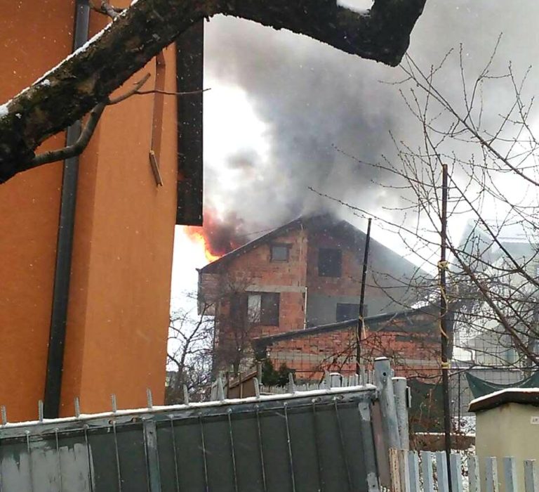 Zenica: Vatrogasci pokušavaju lokalizirati požar na krovu porodične kuće