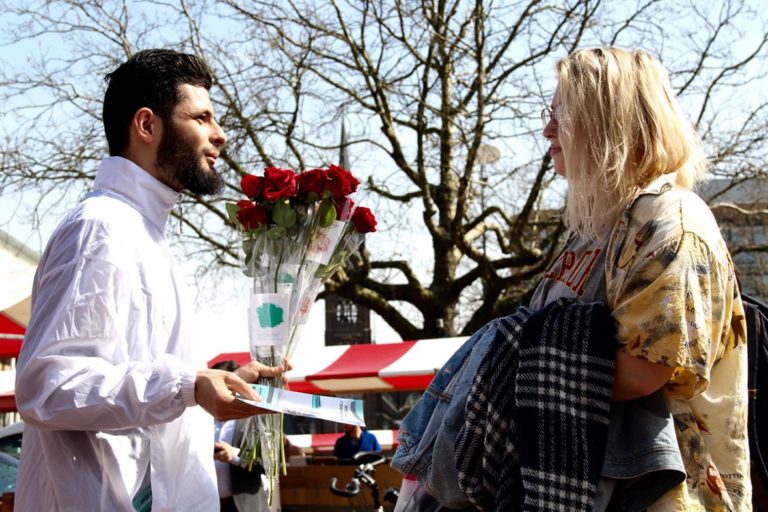 “Zdravo, ja sam musliman”: Mladi dijelili ruže u cilju razbijanja predrasuda