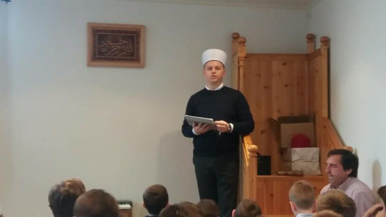 Imam iz Zenice avionom obilazi džematlije