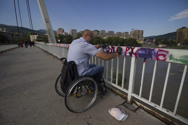 Zenica: Volonteri očistili Jalijski most od grafita