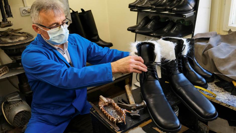 2020 12 03T175930Z 1069355237 RC2TFK9Y8UNW RTRMADP 3 HEALTH CORONAVIRUS ROMANIA SHOES