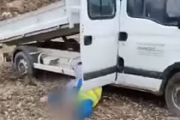 Pijani komunalci ispadali iz kombija