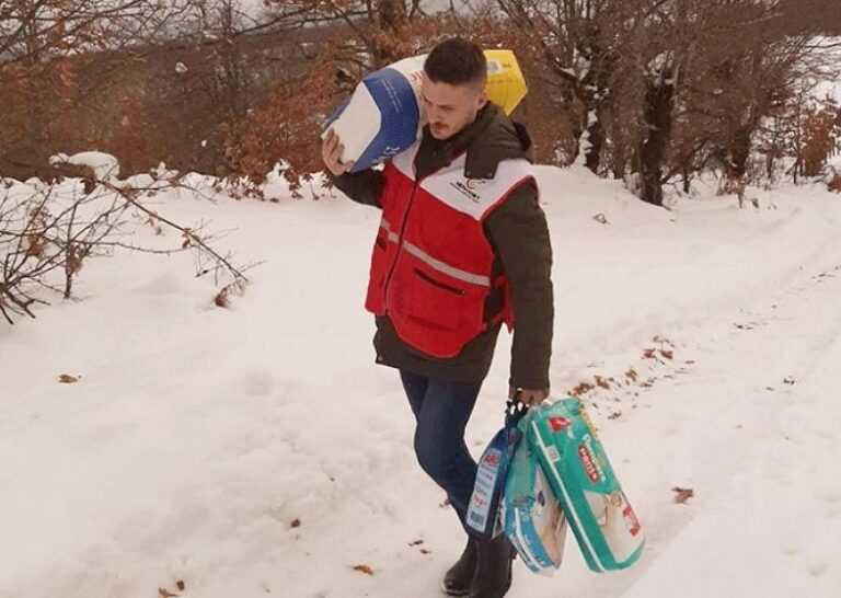 Aktivista Merhameta kilometrima pješačio kroz snijeg kako bi dostavio pomoć porodici sa šestero djece