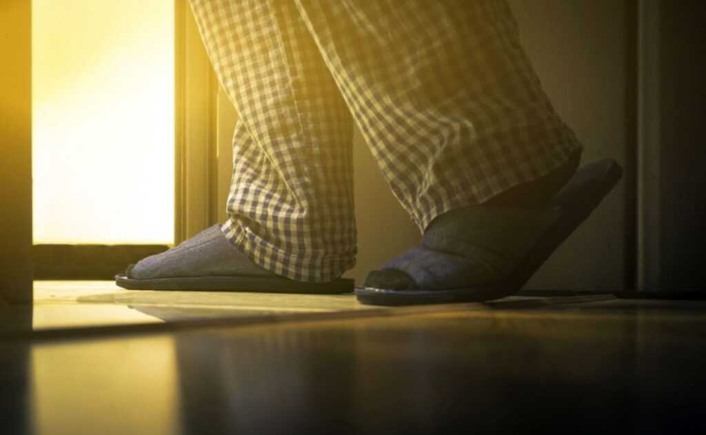 muskarac pidzama papuce kupatilo toalet healthline