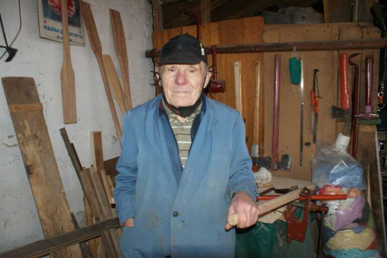 Gostimir uživa u drvorezbarstvu: Volio bih da ovo čudo od korone prođe, narod je preplašen i maskiran