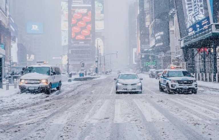 Velika snježna oluja zahvatila istočnu obalu SAD-a, vjetar puše brzinom do 80 km/h