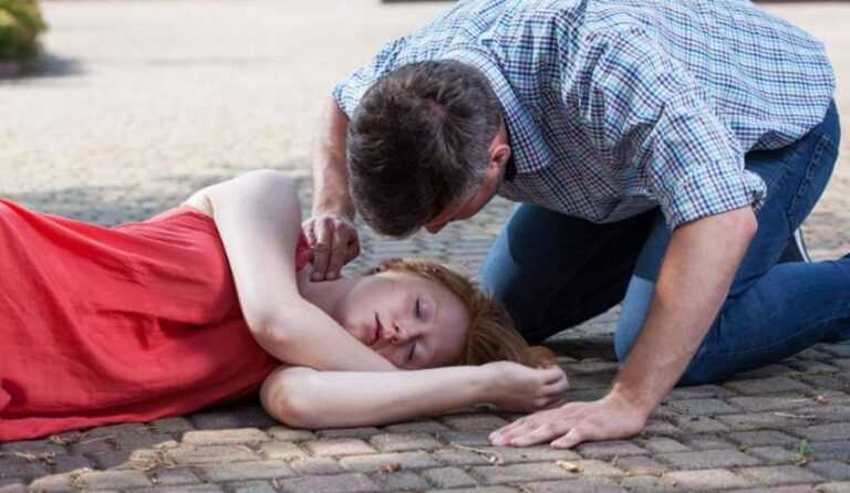 Šta trebate uraditi ukoliko se neko onesvijesti pored vas, a šta nikako ne biste smjeli napraviti