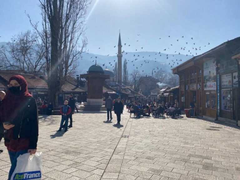 GLAVNI GRAD BIH: Mjere pooštrene, brojni građani šetaju gradom i ispijaju kafe