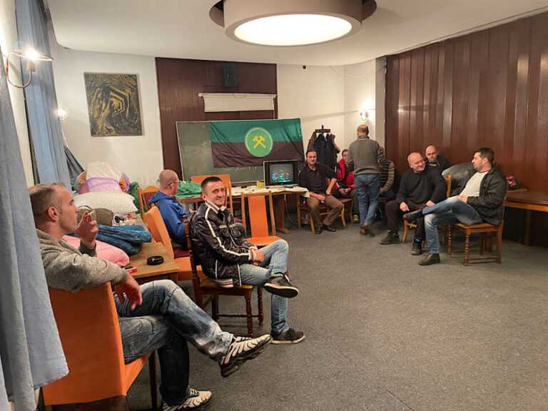 Duga noć pred zeničkim rudarima: Gladni smo