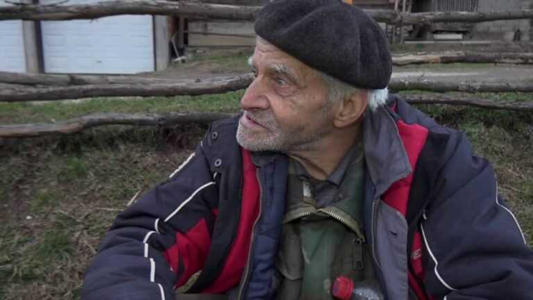 Ima dvije penzije i u devetoj deceniji života čuva stado ovaca! (VIDEO)