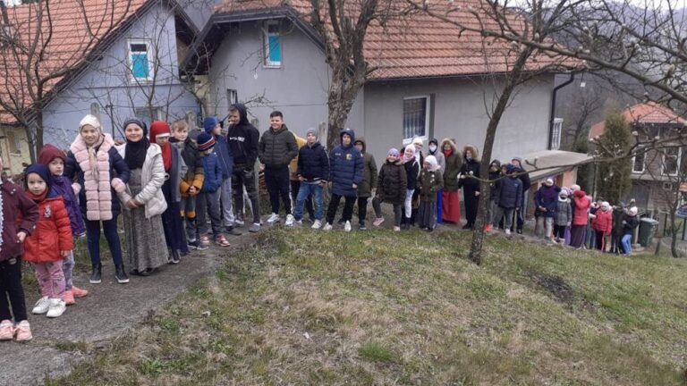 DIVAN PRIZOR IZ BIH: Nasmijane mekteblije čekaju početak časa