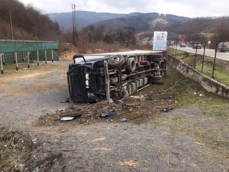 Kamion sletio s puta na M17 kod Žepča, povrijeđen vozač