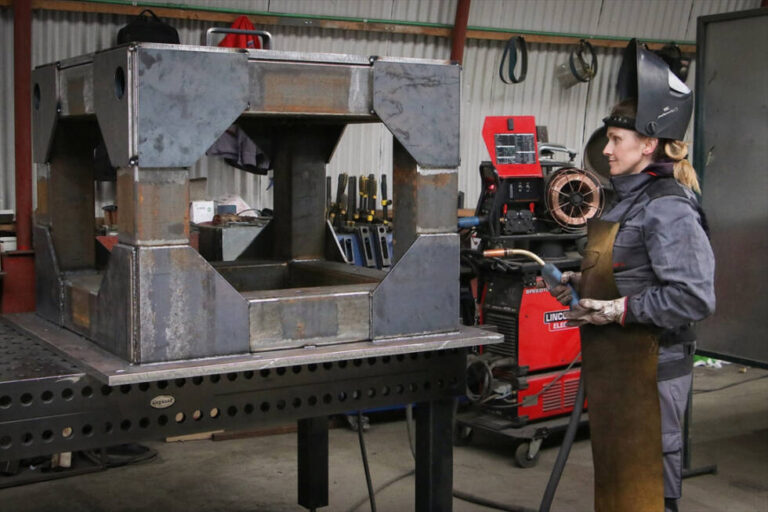 Prijedorčanka Nada Pilipović: Školovala se za frizera, radi kao varilac