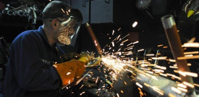 Deficitarna zanimanja:Učenicima koji se školuju za zidare, krojače, bravare…900 KM stipendije