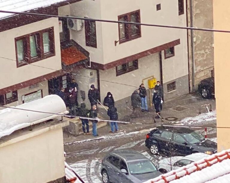 Fotografija iz Sarajeva koja slama srce: Red ispred pokopnog društva „Jedileri“
