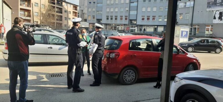 Policija u Visokom, povodom obilježavanja 8. marta, prilikom kontrola poklanjala cvijeće učesnicama u saobraćaju