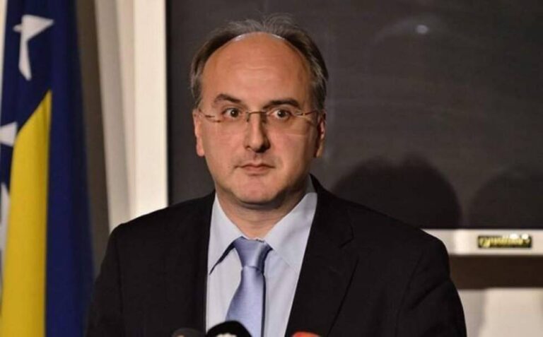 Arnaut: Tri dana tražimo da Vijeće ministara zatvori granice za netestirane