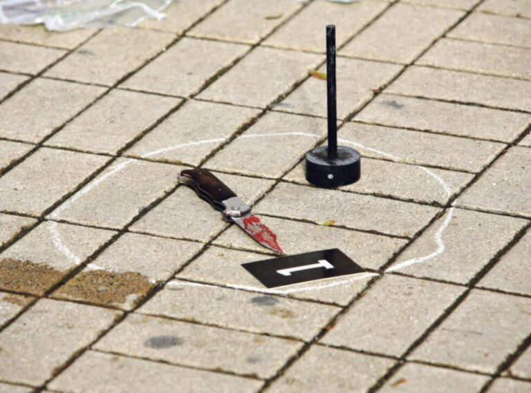 Tinejdžer ubo majku nožem zbog kompjutera