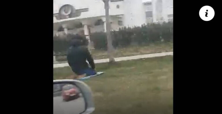 Na zimi i vjetru čovjek napolju klanjao u centru Kaknja, građani ga pohvalili