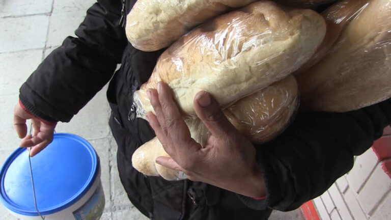 ”Doplatak mali, ni struju ne mogu platiti. Ništa, ništa. Živimo od ničega”