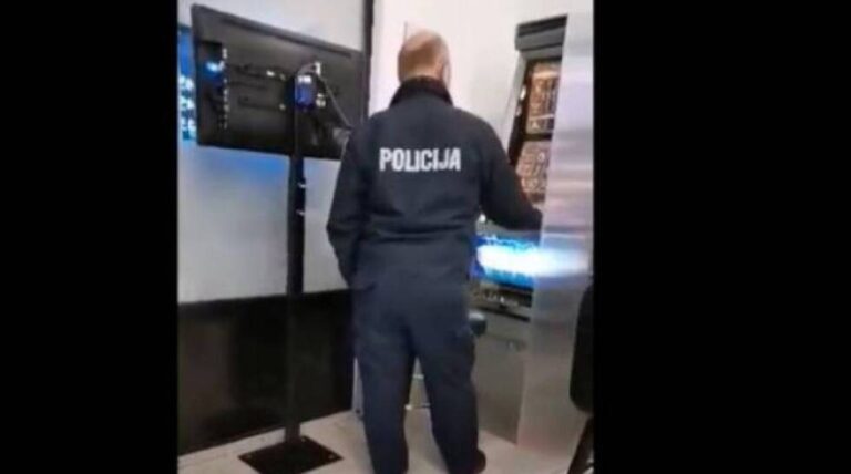 (VIDEO) Policajac kockao u kladionici, dok ga je kolega čekao u službenom autu: Osvojio je 500 KM…