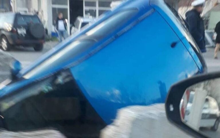 Mostarci danas svjedočili nesvakidašnjoj saobraćajnoj nesreći: Automobil završio u velikoj rupi