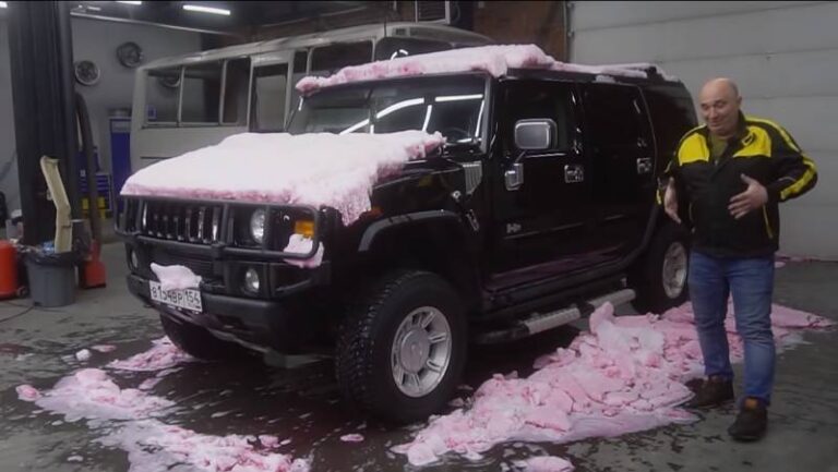 Vani minus 40 stepeni Celzijusa, a oni peru automobil