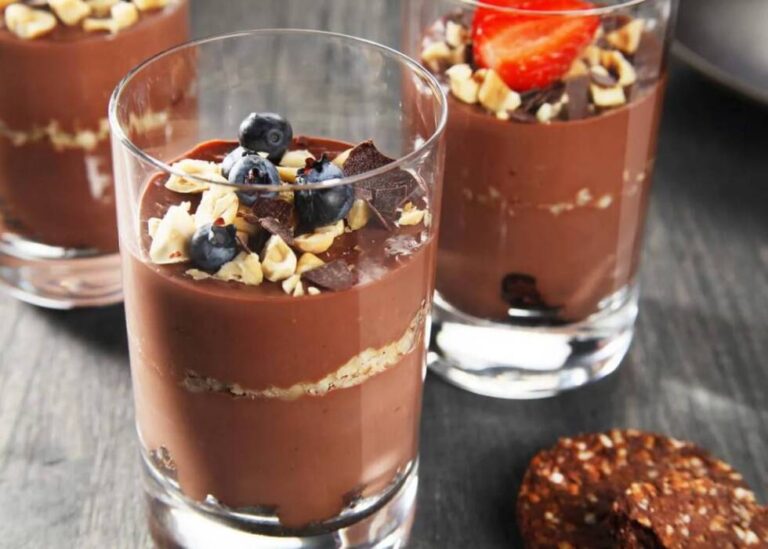 Omiljeni desert: Čokoladni puding s keksima i lješnjacima