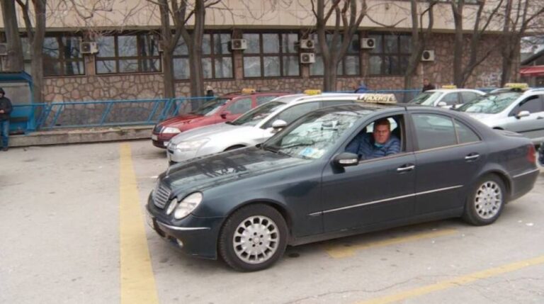 Taksisti u doba COVID-a: Radimo po 16 sati, vozimo samo oboljele
