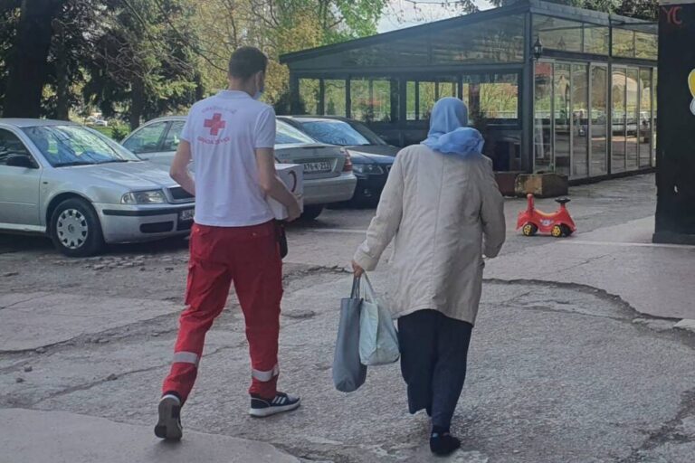 DIVNA PRIČA IZ ZENICE: Volonter Crvenog križa nanu ispratio do kuće noseći paket koji je bio težak