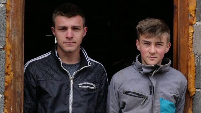 TUŽNA PRIČA: Maloljetna braća Sarajlić iz Viteza nemaju ni struju ni vodu (VIDEO)