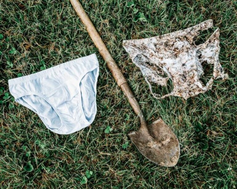 Švicarski poljoprivrednici zakopavaju gaće u zemlju, šta mislite zašto