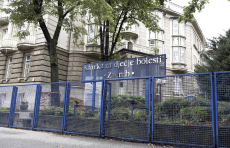 Doktori izgubili bitku za život curice (2) čiji su roditelji uhapšeni zbog brutalnog zlostavljanja