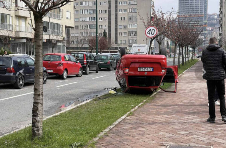 Saobraćajna nesreća u Sarajevu, vozilo se prevrnulo usred stambenog naselja